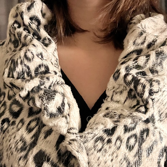 GORGEOUS IC Collection SNOW LEOPARD PEPLUM JACKET w/ Wired Collar - Picture 3 of 6